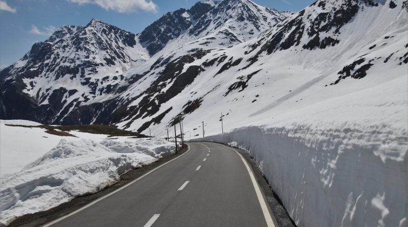 Consejos para disfrutar la montaña en auto y evitar problemas técnicos en la nieve