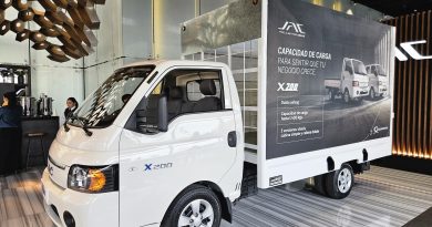 JAC presenta el renovado X200 y anuncia garantía de por vida para su motor y caja de cambios